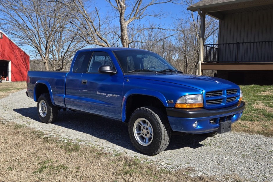 2000 Dodge Dakota sold at auction for $10,400