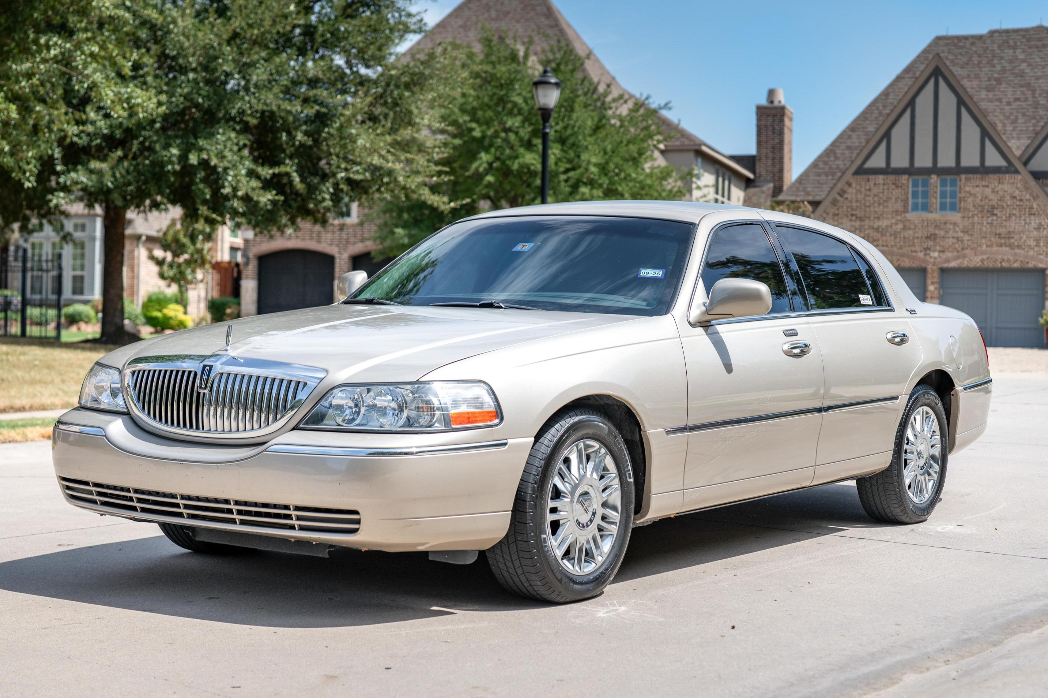 2010 Lincoln Town Car sold at auction for $10,600