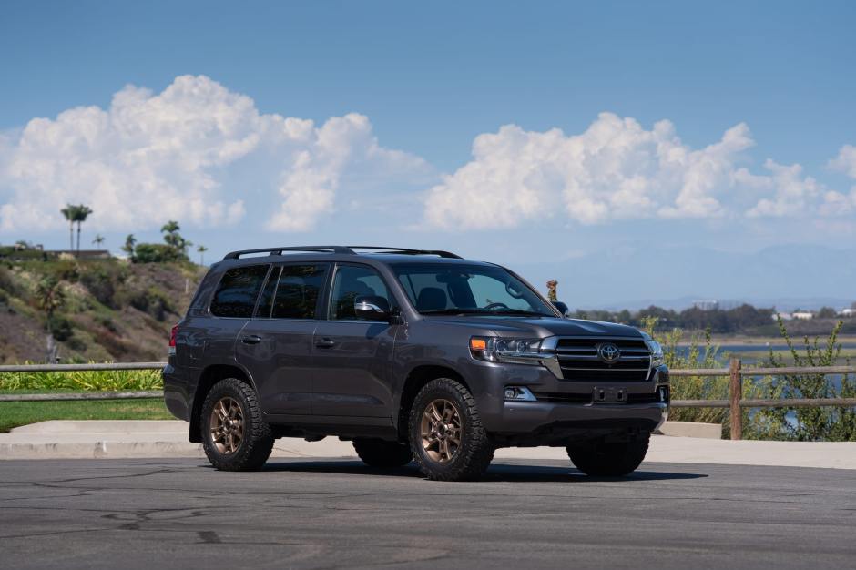 2021 Toyota Land Cruiser 200 Series sold at auction for $117,000