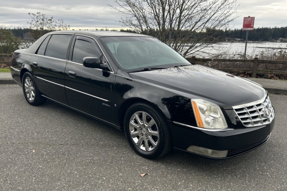 2009 Cadillac DTS sold at auction for $8,600