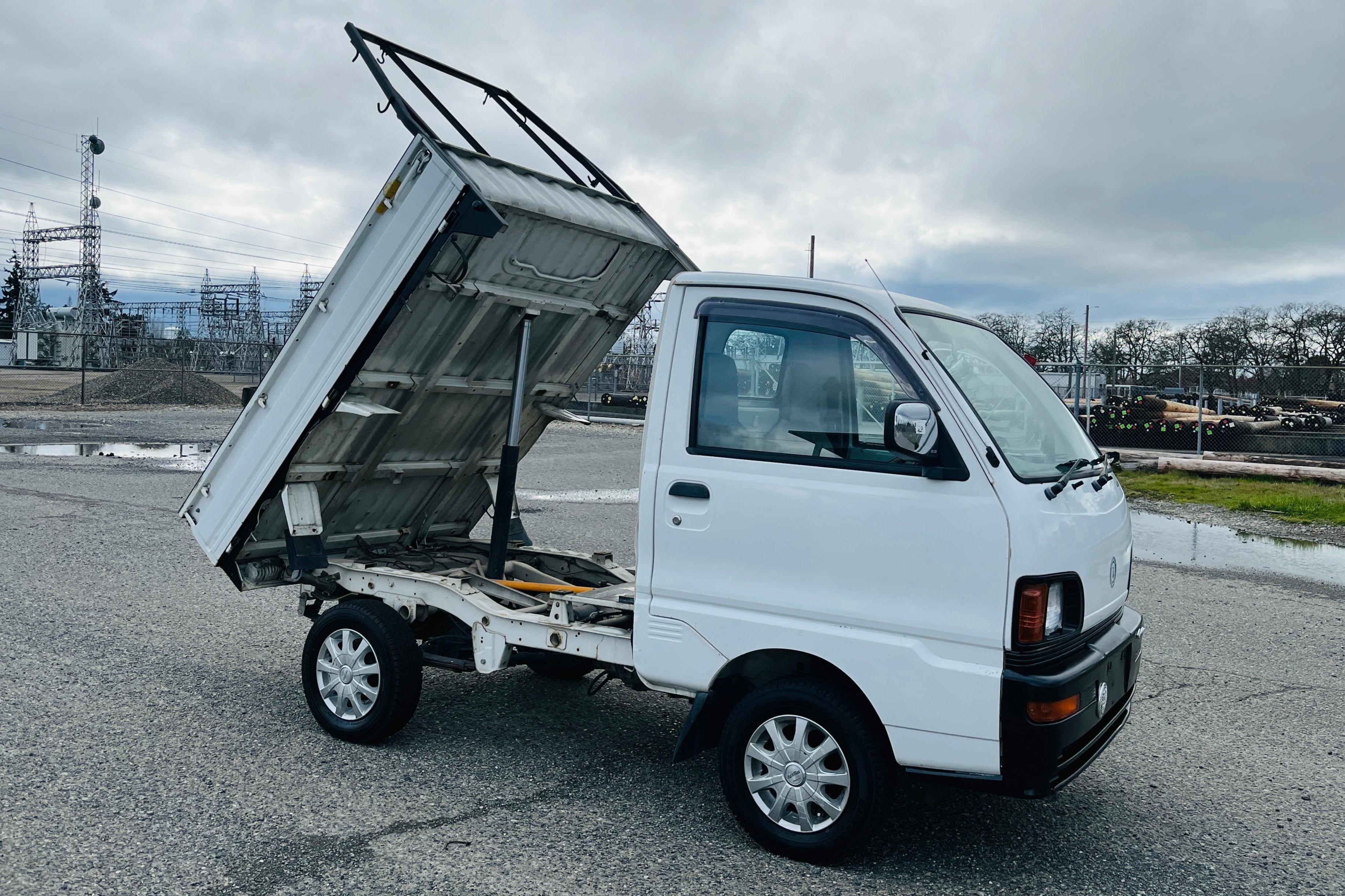 1996 Mitsubishi Minicab sold at auction for $7,400