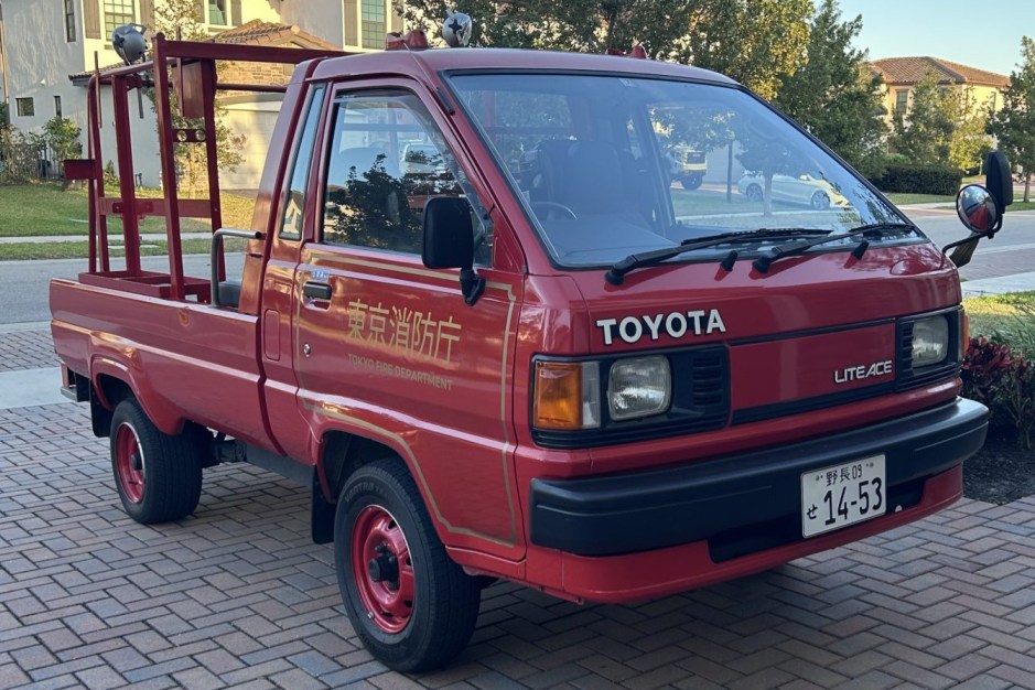 1996 Toyota LiteAce sold at auction for $9,155