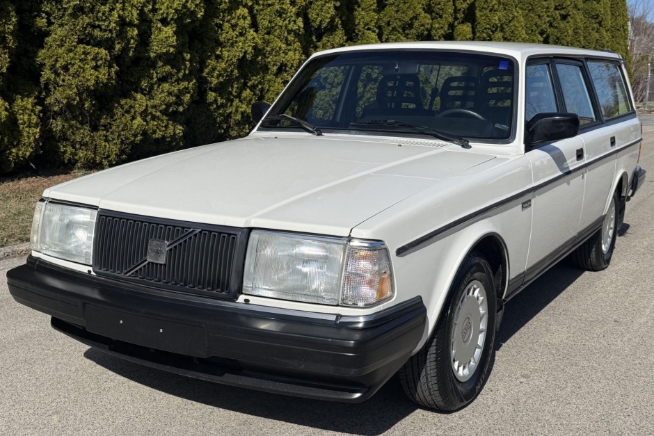 1992 Volvo 240 Series sold at auction for $14,350