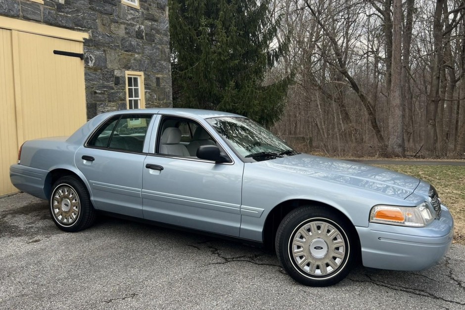 2004 Ford Crown Victoria sold at auction for $32,768