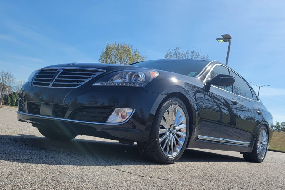 2016 Hyundai Equus sold at auction for $7,500
