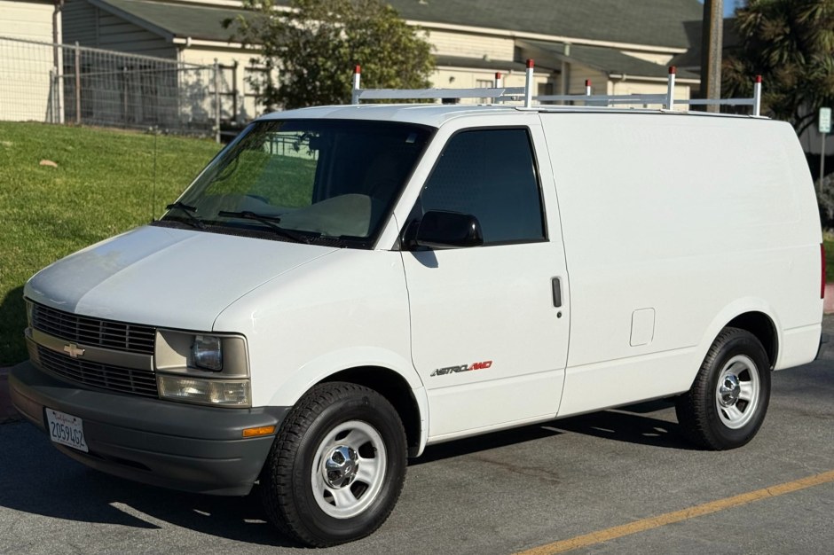 2001 Chevrolet Astro sold at auction for $14,500