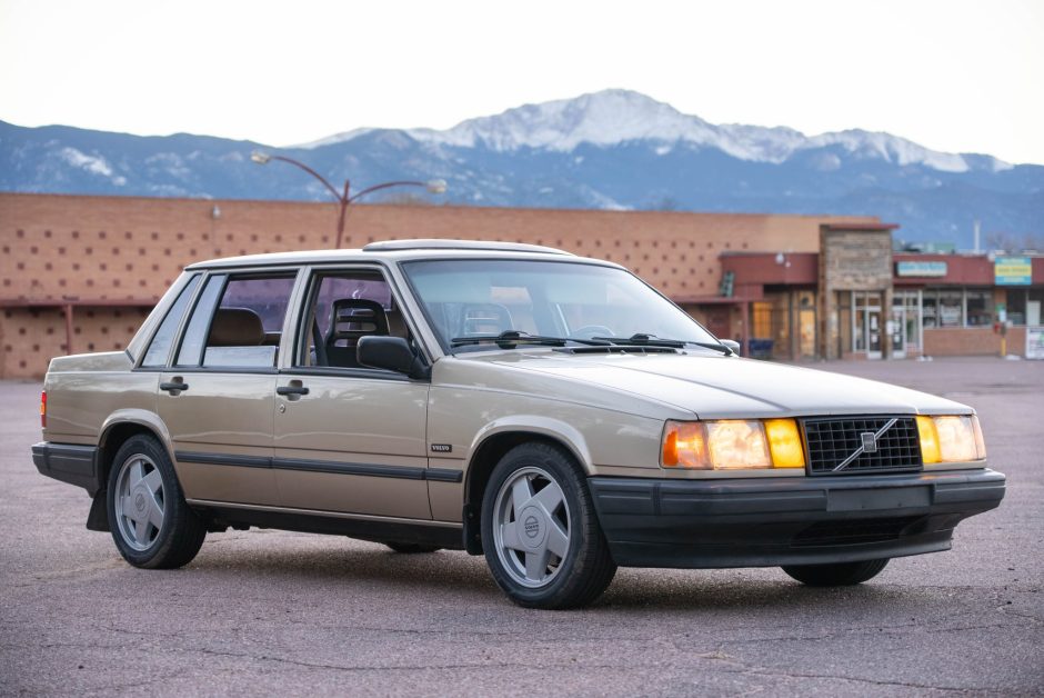 1990 Volvo 740 sold at auction for $6,000