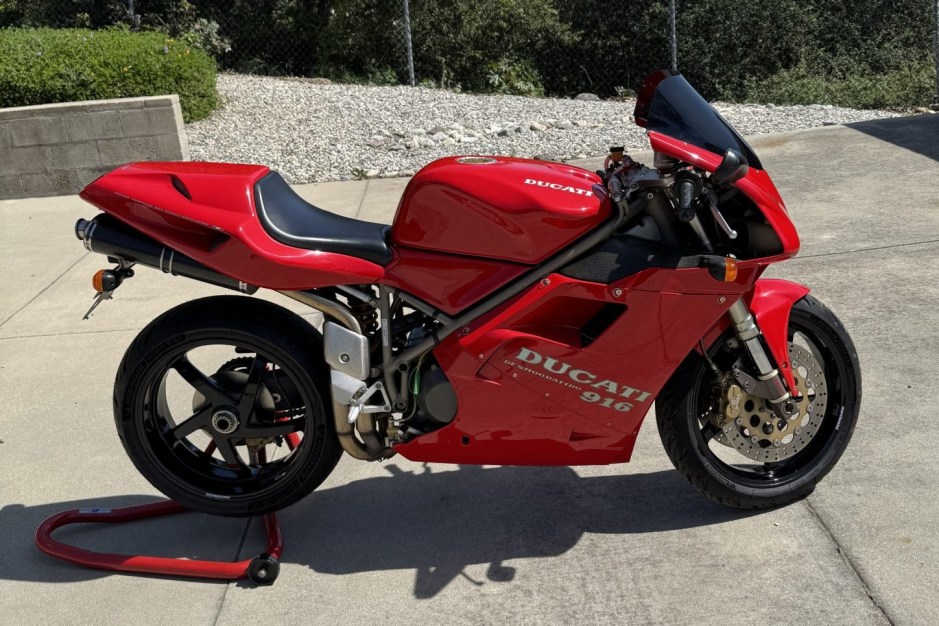 1995 Ducati 916 sold at auction for $11,000