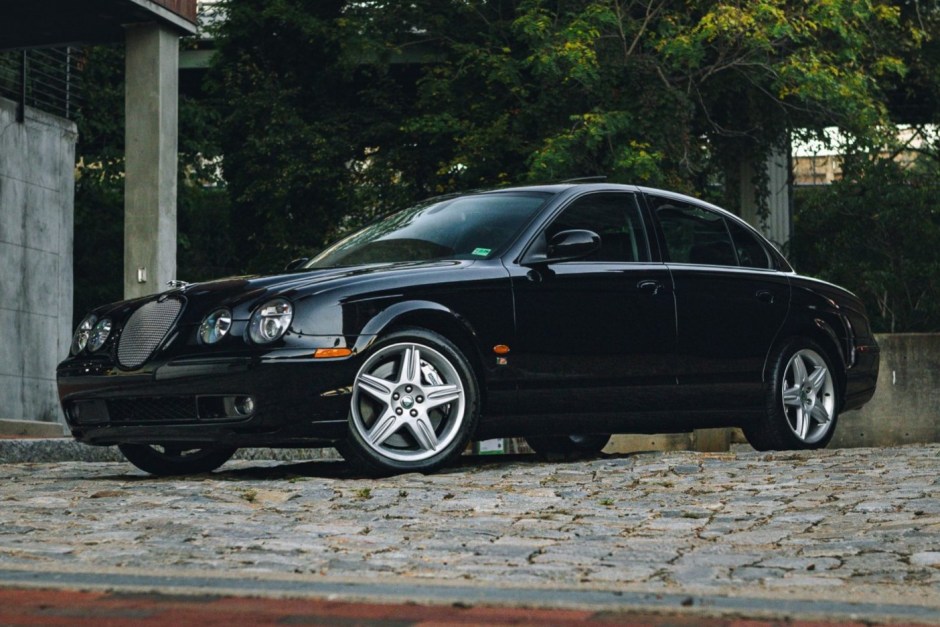 2004 Jaguar S-TYPE sold at auction for $18,500