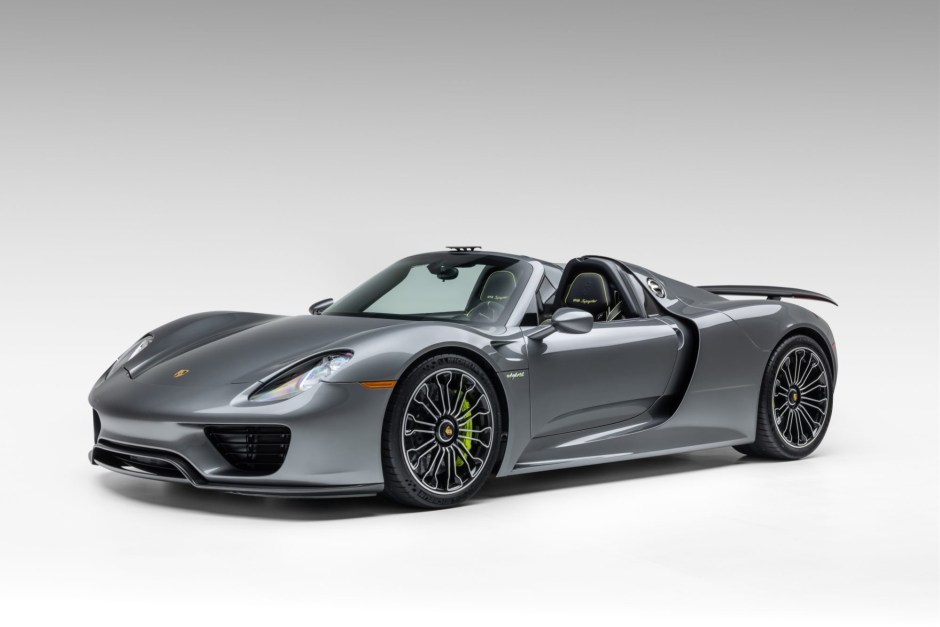 2015 Porsche 918 Spyder sold at auction for $2,740,000