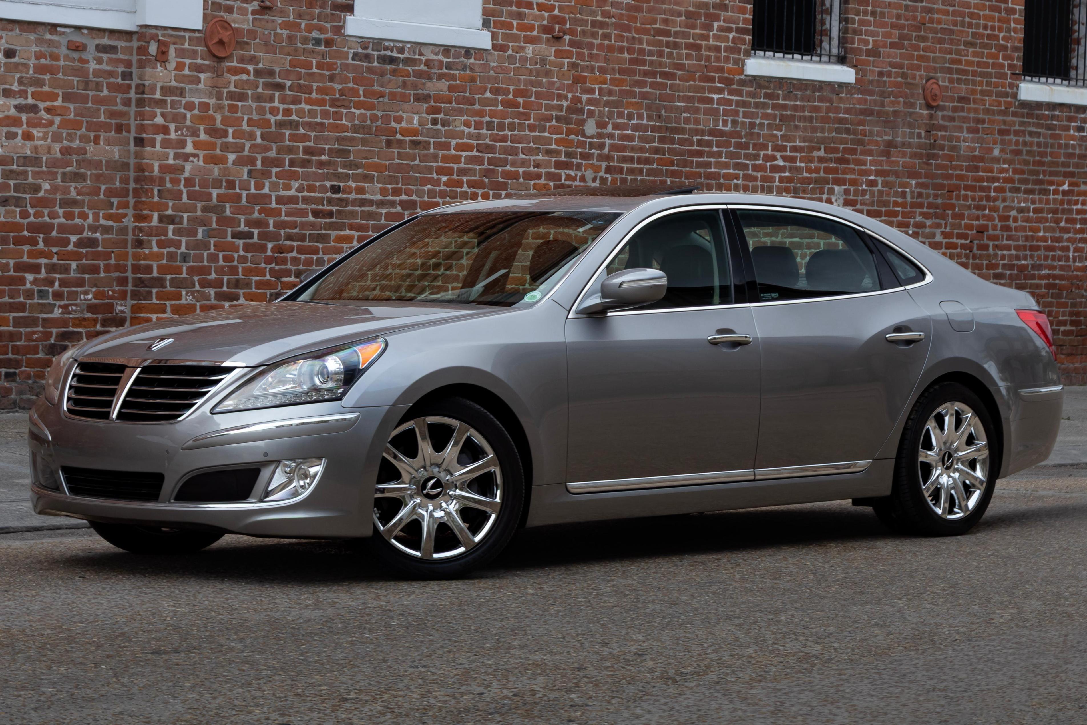 2013 Hyundai Equus sold at auction for $18,000