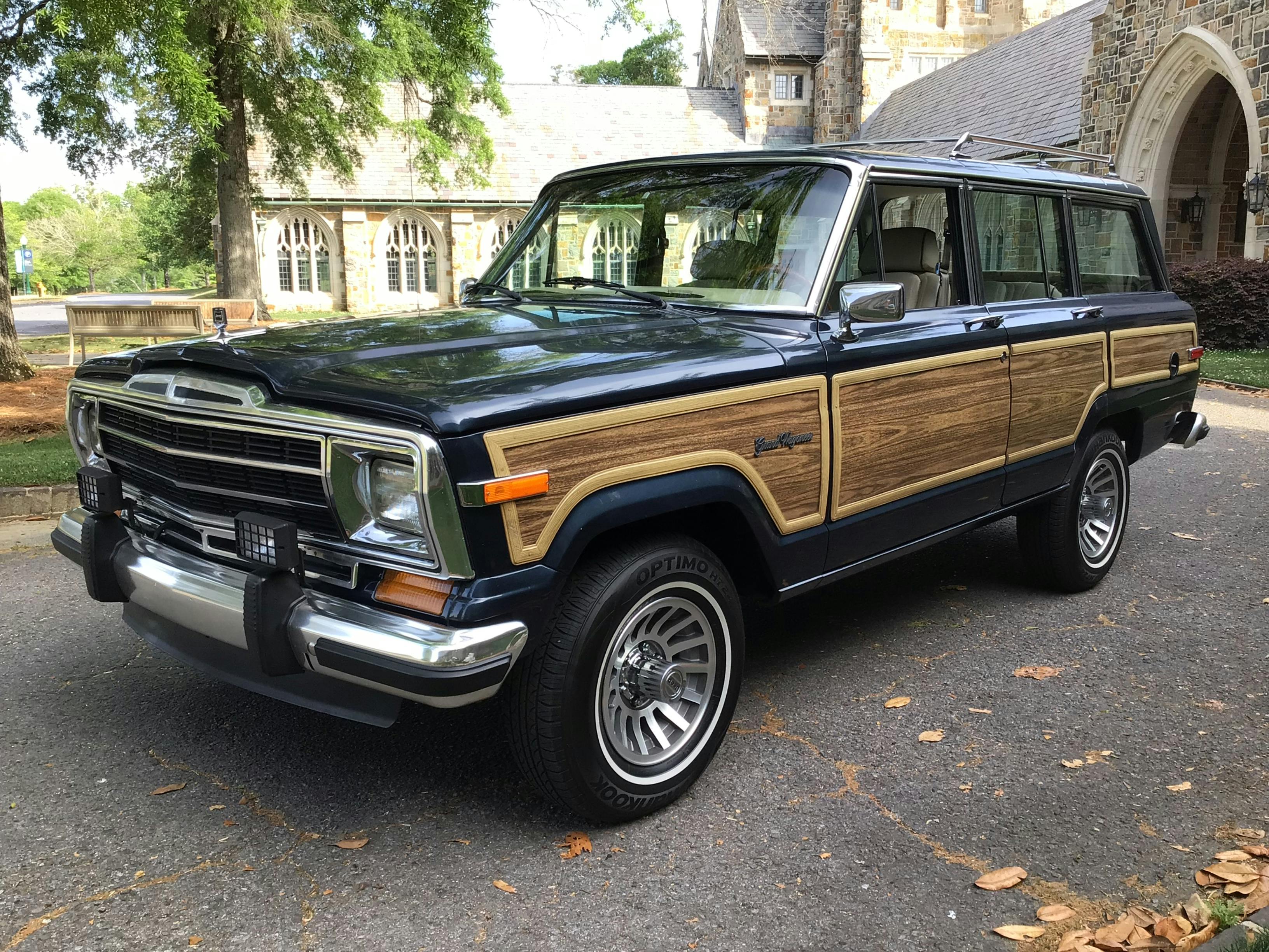1989 Jeep Wagoneer/Grand Wagoneer (1963–1991) sold at auction for $22,350