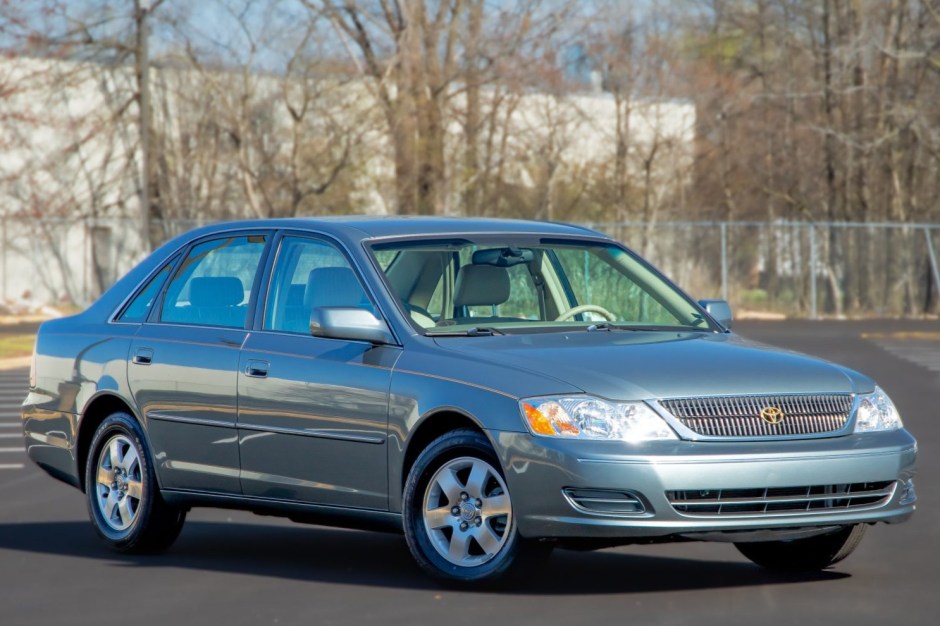 2000 Toyota Avalon sold at auction for $11,900