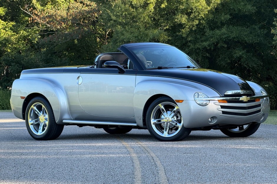 2006 Chevrolet SSR sold at auction for $27,000