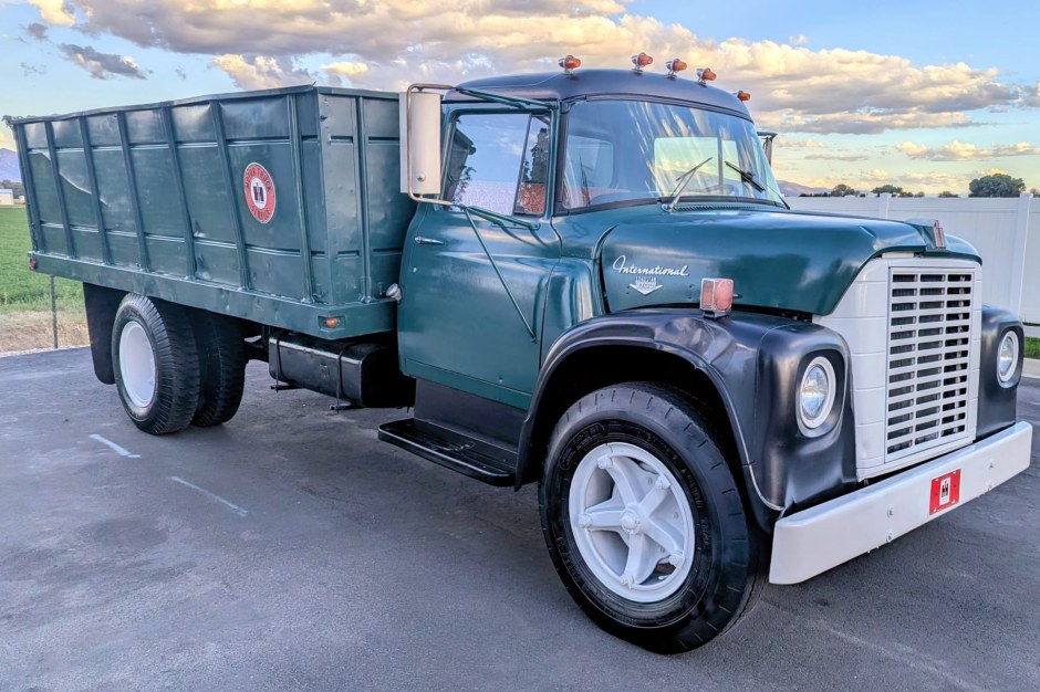 1971 International Harvester Loadstar sold at auction for $2,900