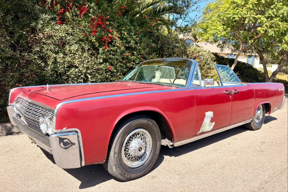 1962 Lincoln Continental sold at auction for $27,000