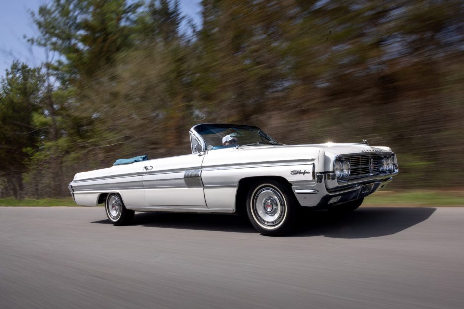 1962 Oldsmobile Starfire sold at auction for $37,000