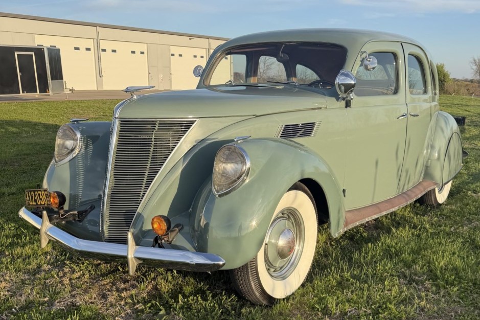 1937 Lincoln Zephyr sold at auction for $16,500