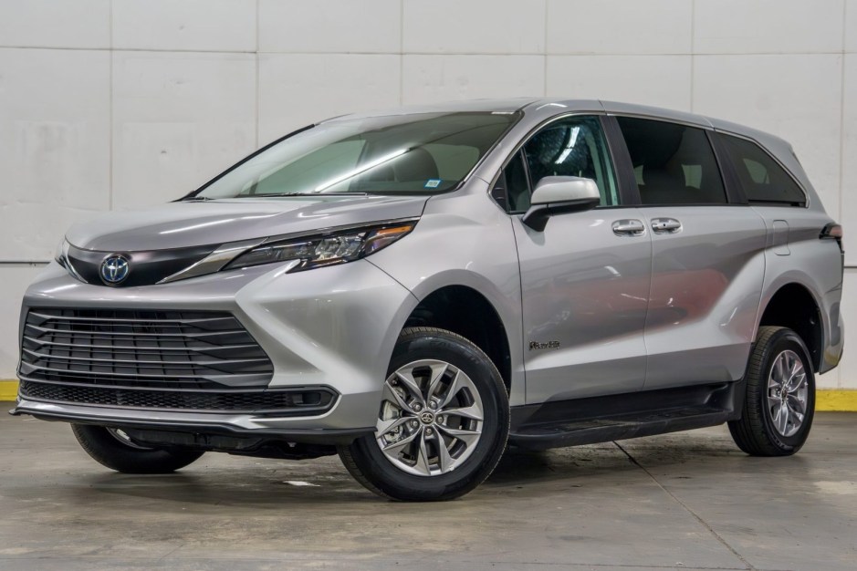 2024 Toyota Sienna sold at auction for $54,500