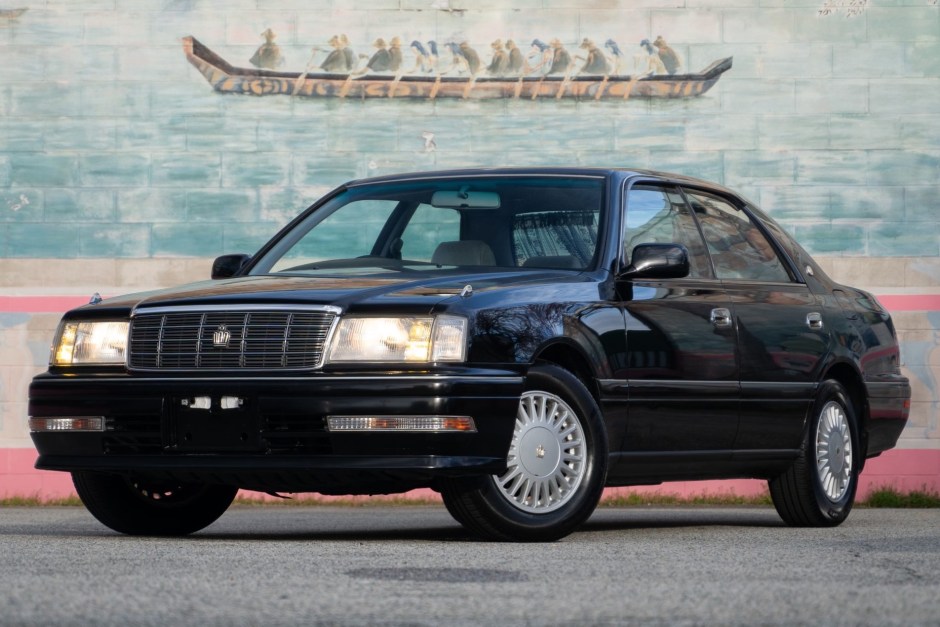 1995 Toyota Crown sold at auction for $8,100