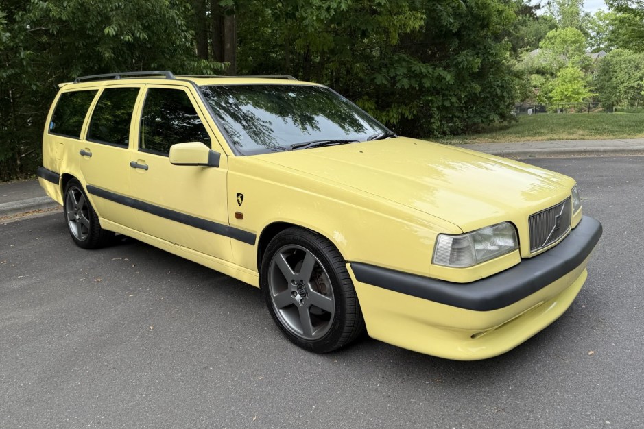 1995 Volvo 850 sold at auction for $12,250