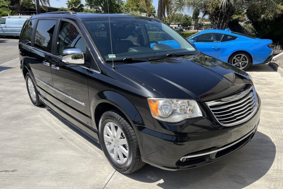 2012 Chrysler Town & Country sold at auction for $22,750