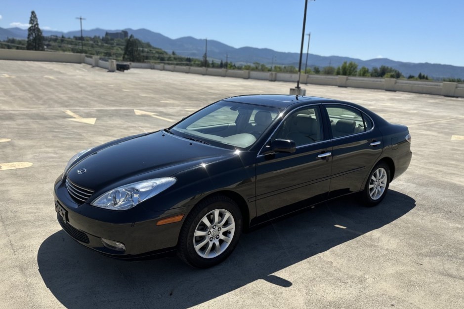 2004 Lexus ES sold at auction for $13,000