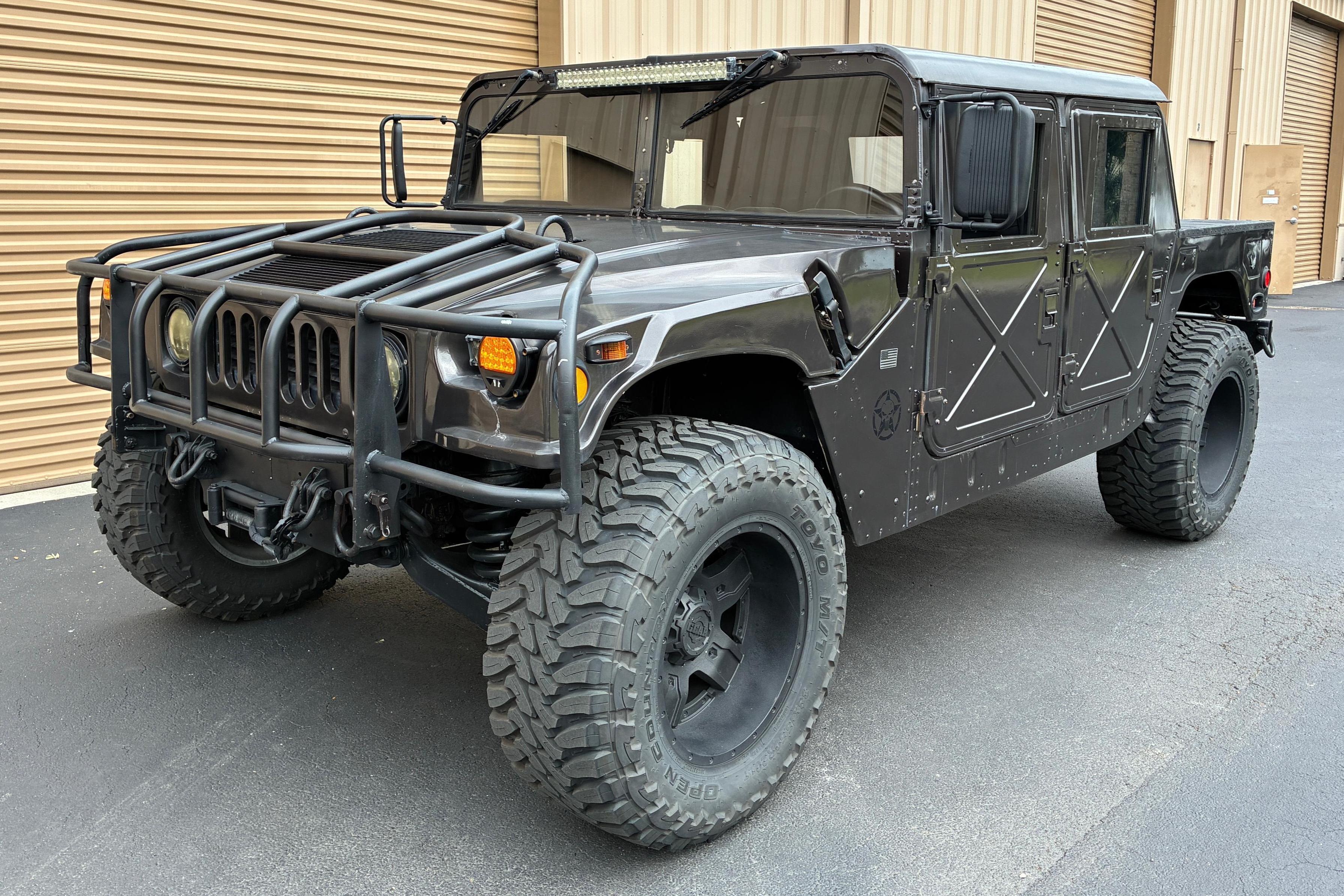 1995 AM General Hummer sold at auction for $20,000