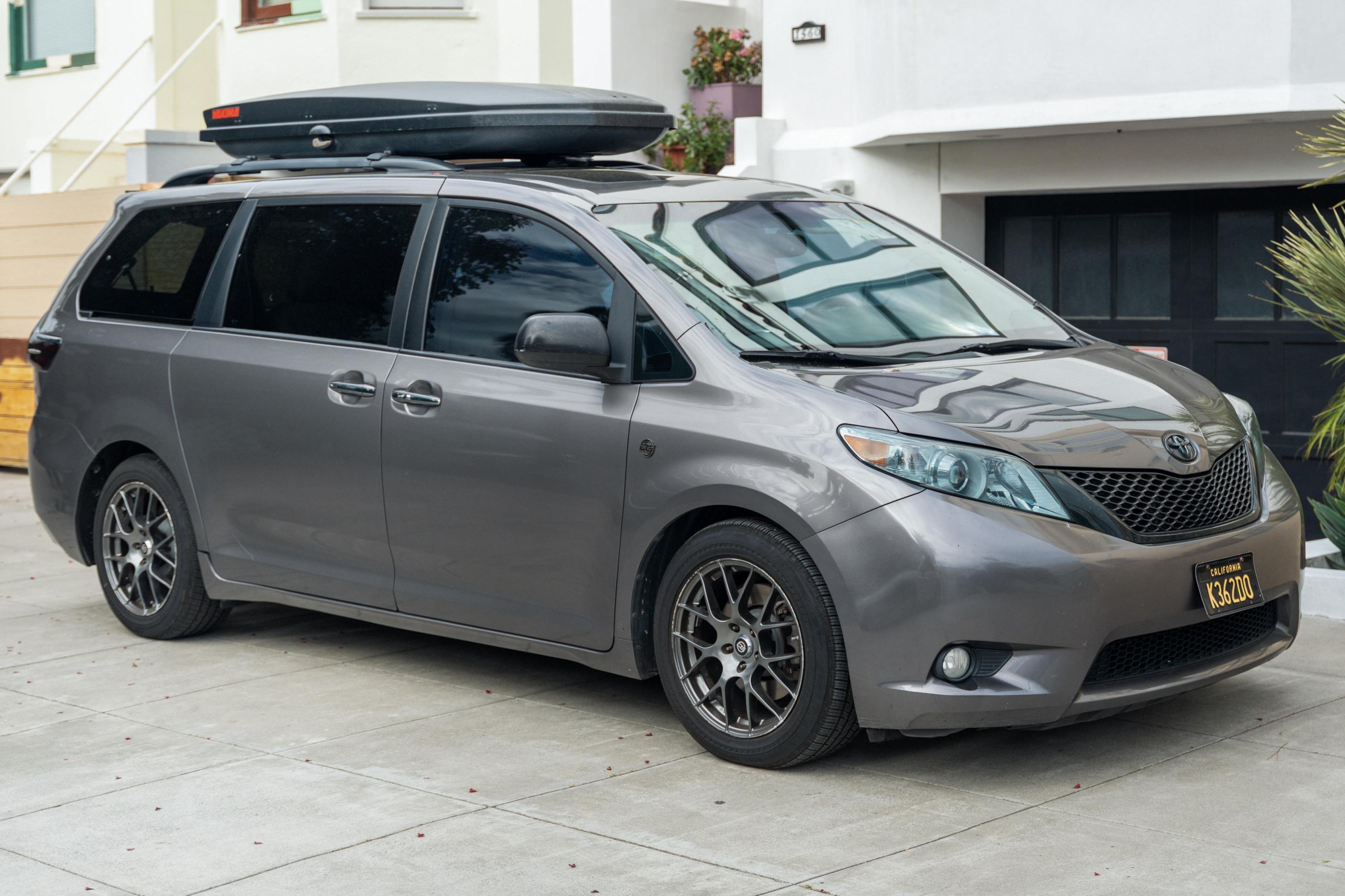 2017 Toyota Sienna sold at auction for $21,999