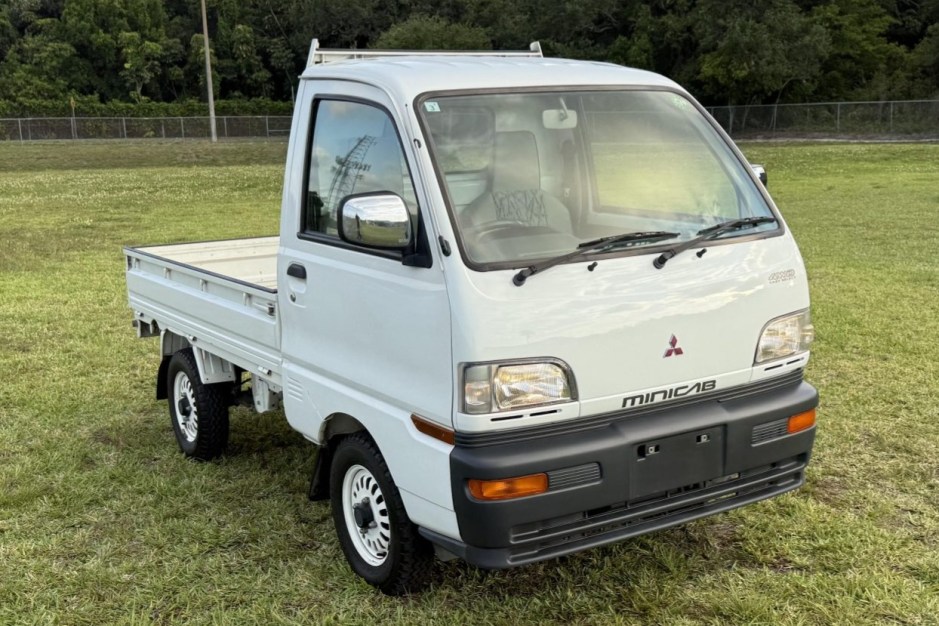 1998 Mitsubishi Minicab sold at auction for $8,000