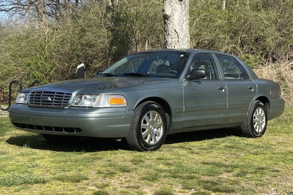2006 Ford Crown Victoria sold at auction for $8,000