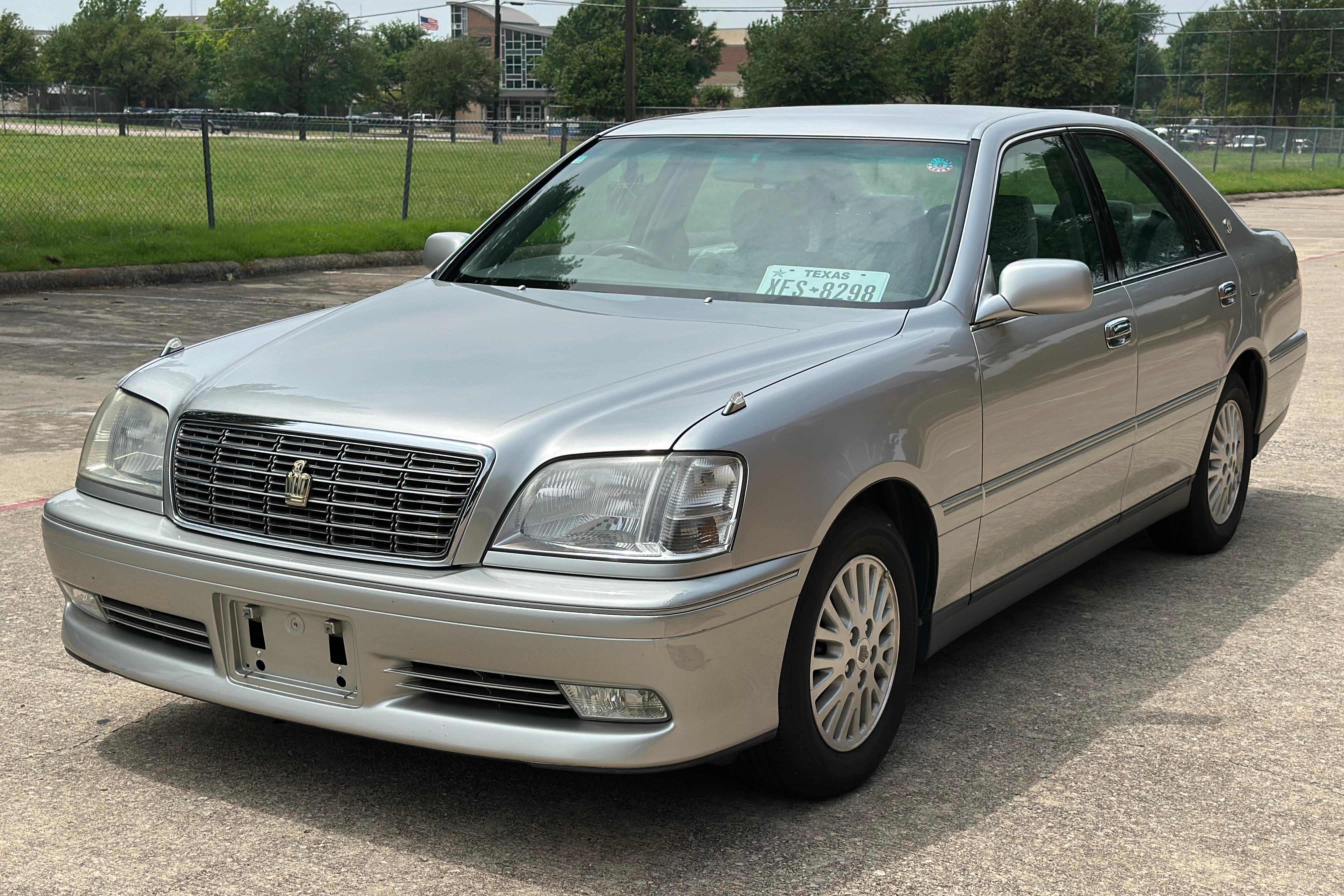 2000 Toyota Crown sold at auction for $6,850