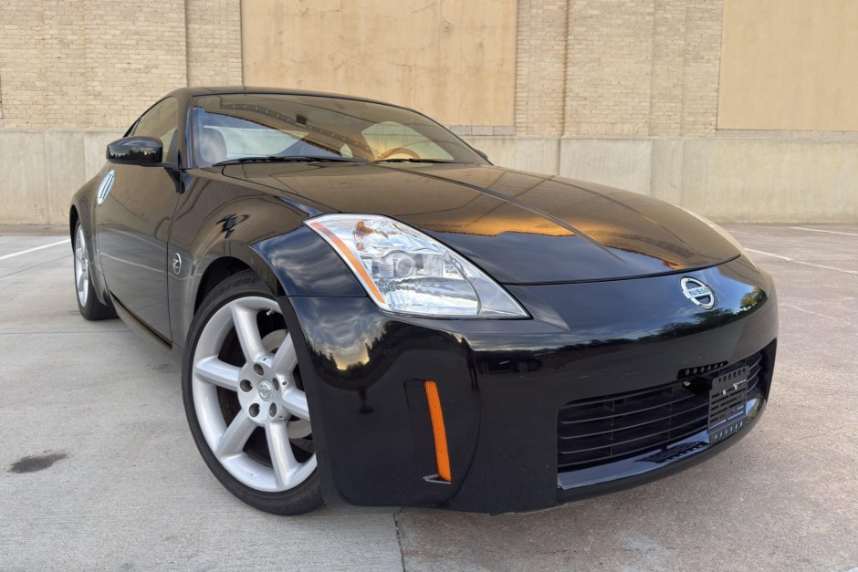 2003 Nissan 350Z sold at auction for $19,000