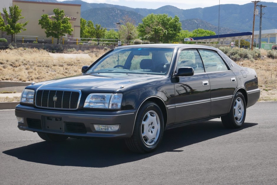 1998 Toyota Crown sold at auction for $5,300