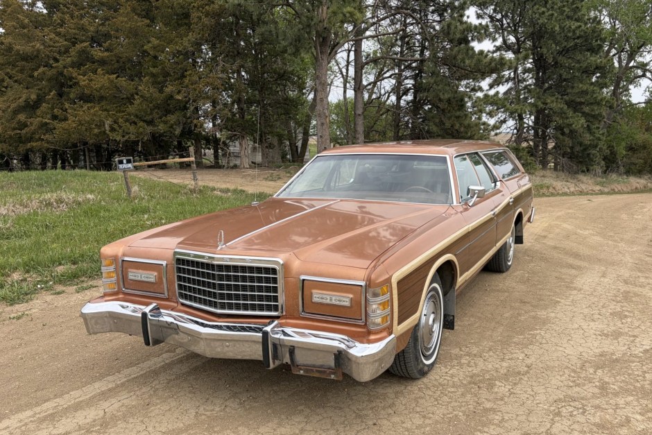 1976 Ford Country Squire sold at auction for $8,300