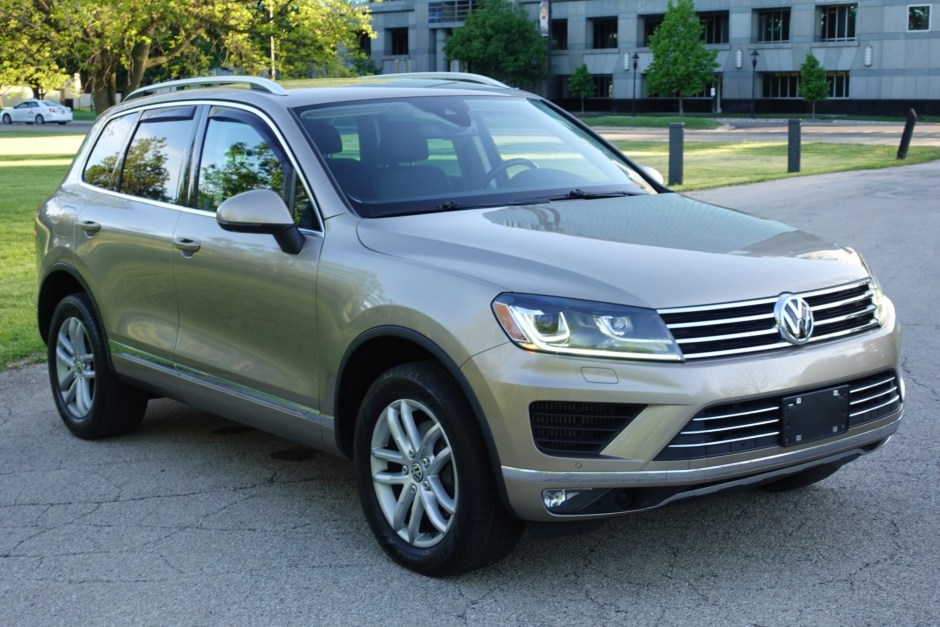 2016 Volkswagen Touareg sold at auction for $23,500