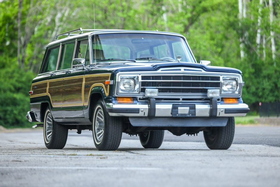 1989 Jeep Wagoneer/Grand Wagoneer (1963–1991) sold at auction for $21,799