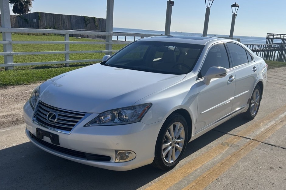 2011 Lexus ES sold at auction for $15,600
