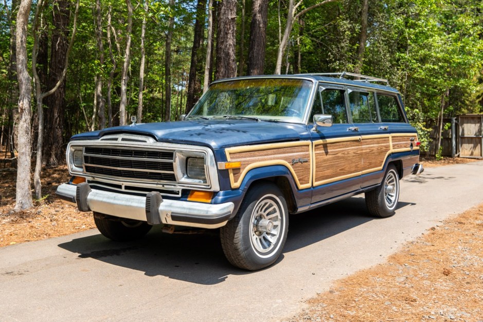 1988 Jeep Wagoneer/Grand Wagoneer (1963–1991) sold at auction for $9,900