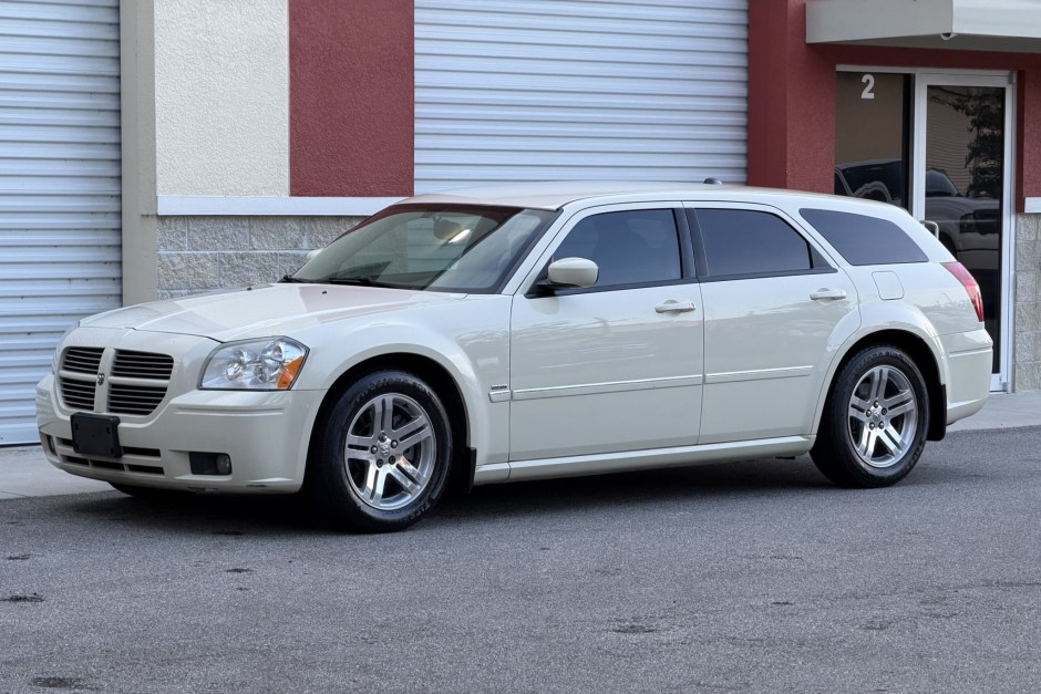 2005 Dodge Magnum sold at auction for $8,750
