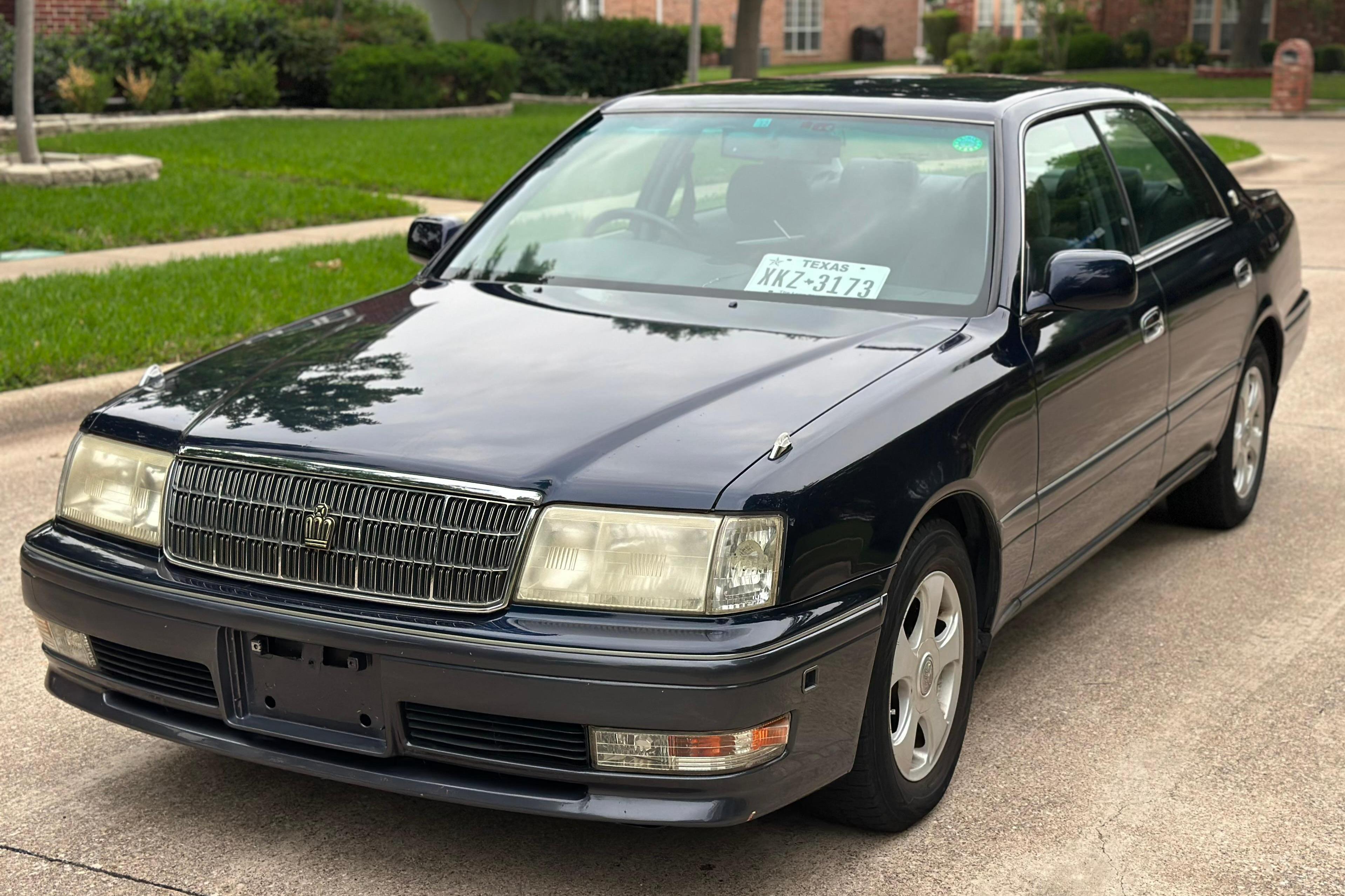 1998 Toyota Crown sold at auction for $6,500