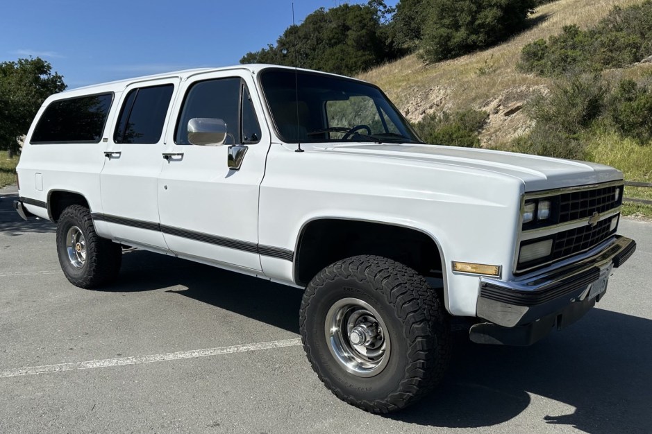 1989 Chevrolet Suburban sold at auction for $11,000