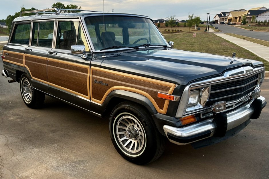 1989 Jeep Wagoneer/Grand Wagoneer (1963–1991) sold at auction for $26,000