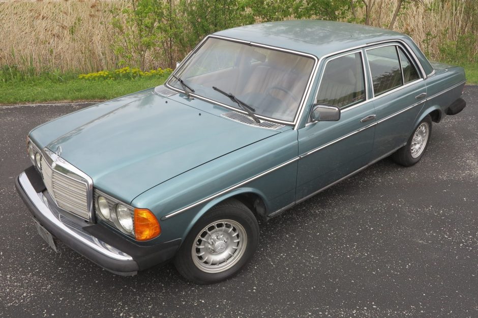 1982 Mercedes-Benz W123 sold at auction for $3,280