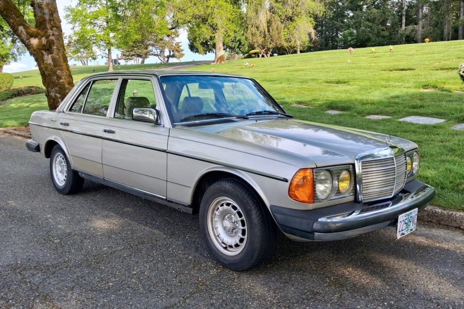 1985 Mercedes-Benz W123 sold at auction for $17,250