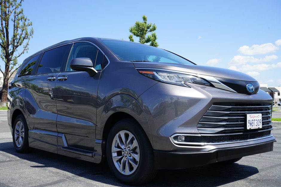 2022 Toyota Sienna sold at auction for $43,750