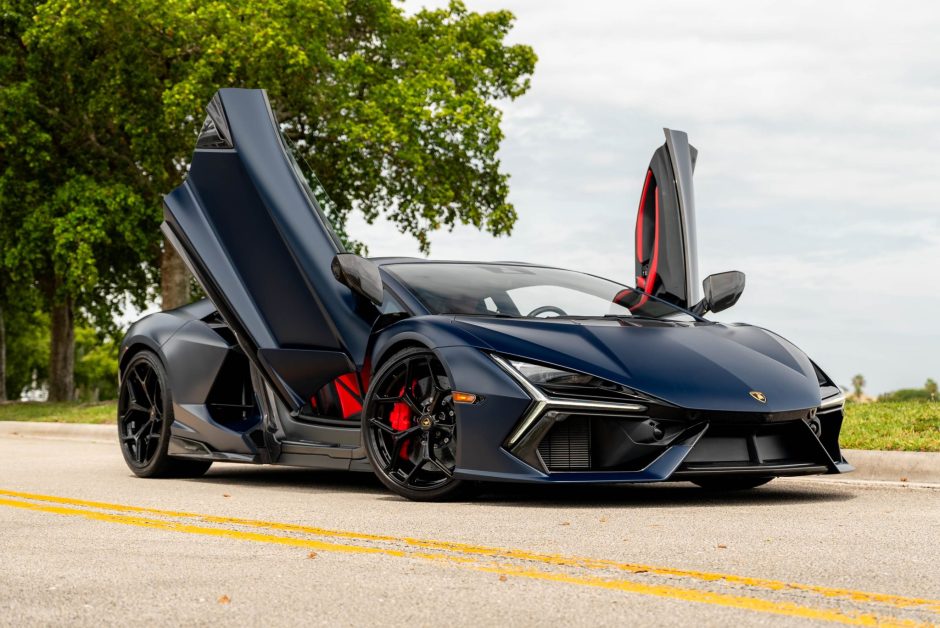 2025 Lamborghini Revuelto sold at auction for $678,000