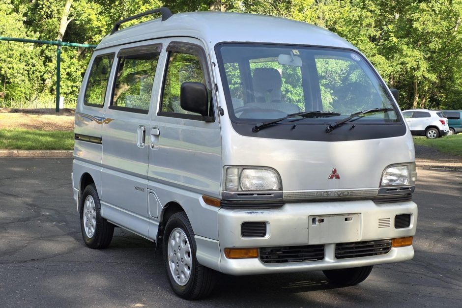 1997 Mitsubishi Minicab sold at auction for $7,000