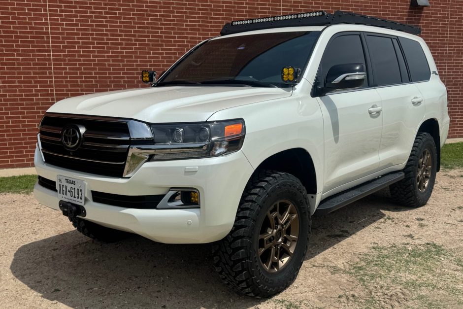 2021 Toyota Land Cruiser 200 Series sold at auction for $122,000