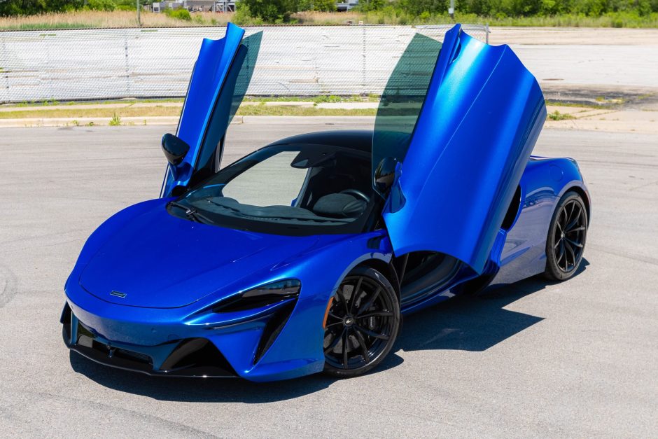 2023 McLaren Artura sold at auction for $157,000